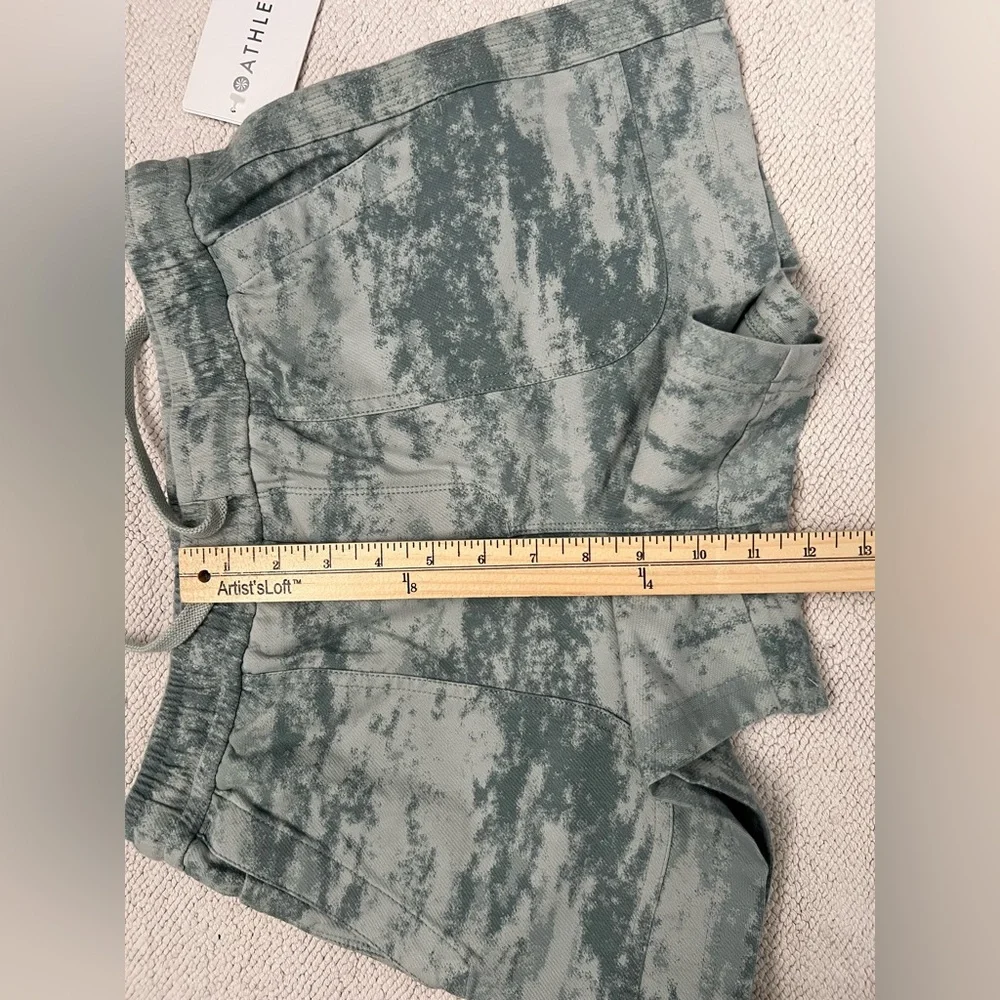 ATHLETA Farallon Short Fog Camo Coast Green Women’s Size: Small - Picture 15 of 16